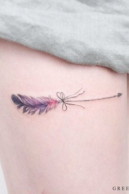 Tatouage plume colorée sur les côtes avec une petite flèche